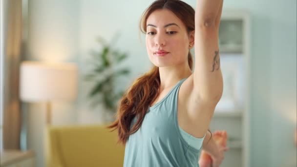 Fitness Yoga Mujer Estirándose Casa Sala Estar Para Entrenar Entrenar — Vídeos de Stock
