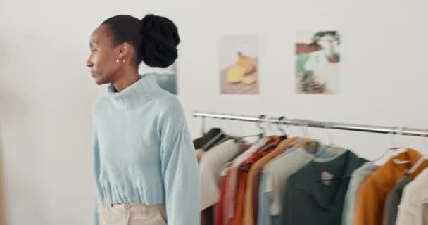 ファッションウェブサイト デザイナーと起動黒の女性と服 オンラインショッピング広告やマーケティング用Eコマース 創造的な家の小さいビジネス所有者またはサプライヤー在庫管理 — ストック動画