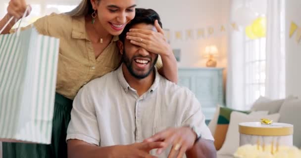 Sürpriz Hediye Hediye Çantası Mutlu Çift Evde Oturma Odasında Sevgi — Stok video