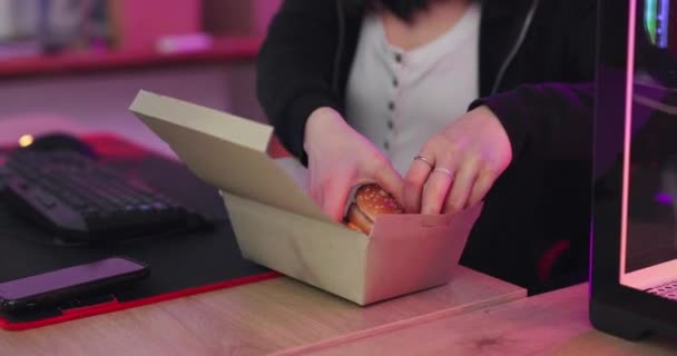 Παιχνίδια Fast Food Και Ασιάτισσα Γυναίκα Τρώει Burger Και Μάρκες — Αρχείο Βίντεο