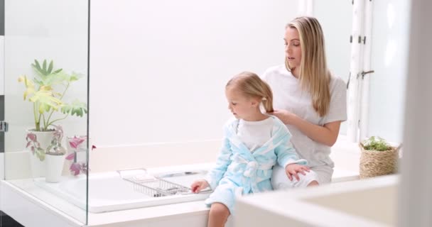 Καλημέρα Μητέρα Και Κόρη Στο Μπάνιο Βούρτσα Μαλλιών Για Περιποίηση — Αρχείο Βίντεο