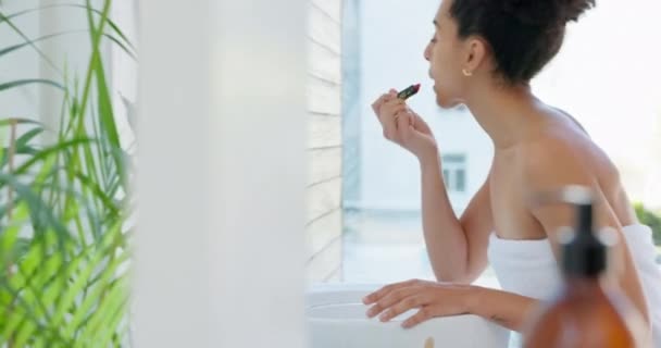 Cosméticos Lápiz Labial Mujer Baño Preparándose Espejo Casa Belleza Cosmética — Vídeo de stock