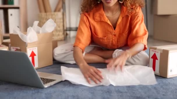 妇女的手 包装产品和包装包装的航运 电子商务物流和交付在小企业创业 服装企业家 销售者和客户装运 库存和包装分销 — 图库视频影像