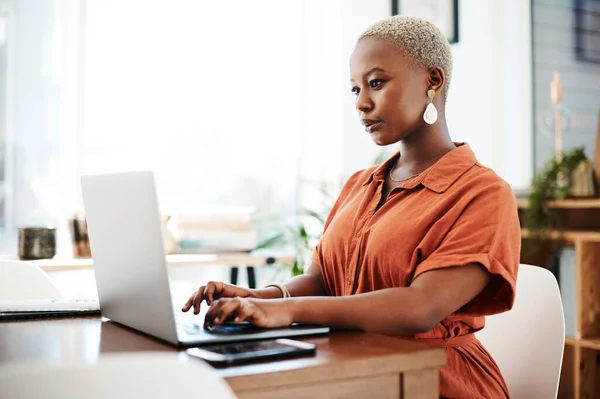 Kararlılıkla Sonuca Ulaşmak Ofiste Dizüstü Bilgisayarla Çalışan Genç Bir Kadını — Stok fotoğraf