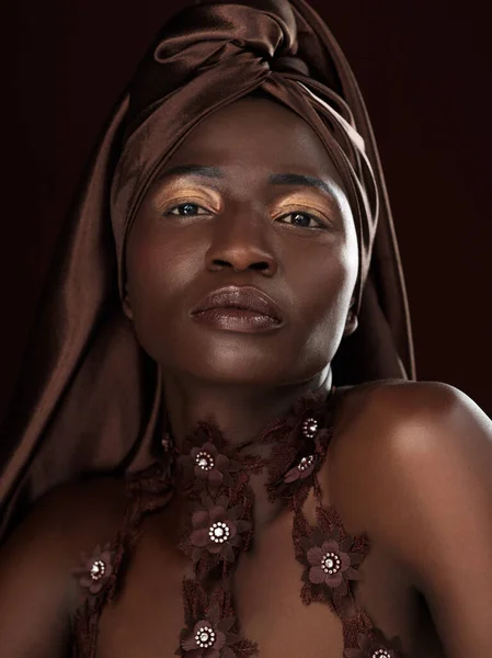 Обернись Подарок Студийный Портрет Привлекательной Молодой Женщины Позирующей Традиционной Африканской — стоковое фото