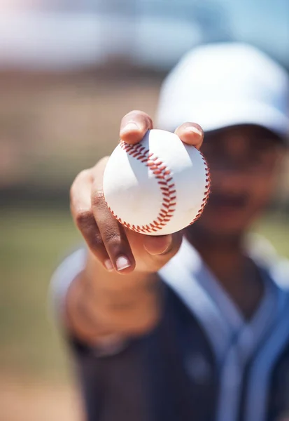 Baseball Albo Nic Takiego Mężczyzna Trzymający Piłkę Podczas Meczu Baseballa — Zdjęcie stockowe