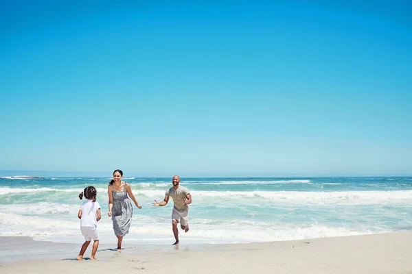 Пляж Бег Счастливая Семья Ребенком Тропическим Морем Отдых Острове Путешествия — стоковое фото