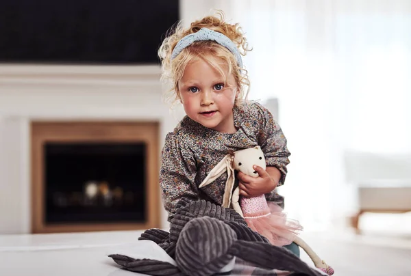 Wollen Sie Spielen Ausschnittporträt Eines Entzückenden Kleinen Mädchens Das Allein — Stockfoto