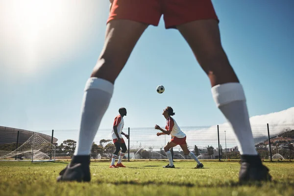 Esportes Verão Bola Futebol Cabeça Homens Jovens Campo Durante Exercício — Fotografia de Stock