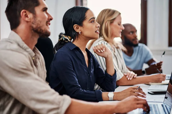 Escuchando Atentamente Grupo Colegas Negocios Que Tienen Una Reunión Estrategia — Foto de Stock