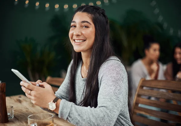 Ücretsiz Kablosuz Internet Telefonunuzu Güncellemek Içindir Bir Kafede Akıllı Telefon — Stok fotoğraf