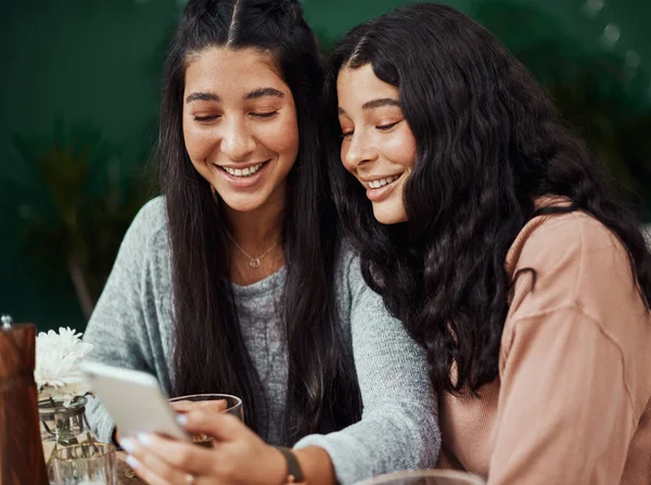 Paylaştığımızda Mutluluk Ikiye Katlanır Genç Kız Kardeşler Bir Kafede Birlikte — Stok fotoğraf