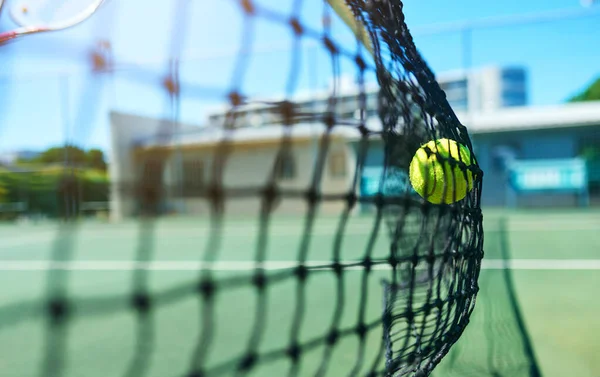 Zooming Για Δράση Μια Μπάλα Του Τένις Χτυπά Ένα Δίχτυ — Φωτογραφία Αρχείου