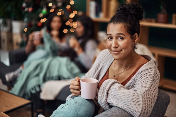 Noel Eggnog Gibisi Yoktur Güzel Genç Bir Kadın Arkadaşlarıyla Birlikte — Stok fotoğraf