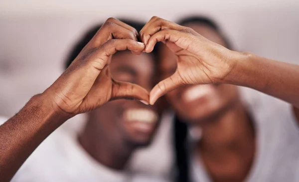 Liefde Woont Hier Een Jong Stel Dat Een Hartvorm Vormt — Stockfoto