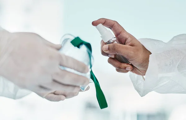 Nichts Wird Ungesäubert Zwei Gesundheitshelfer Desinfizieren Sich Mit Händedesinfektionsmittel — Stockfoto