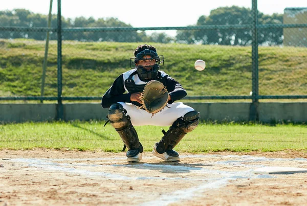 彼はそれを得た フィールド上のゲーム中にボールをキャッチハンサムな若い野球選手の完全な長さのショット — ストック写真