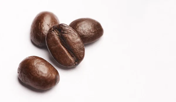 Probieren Sie Die Frische Studioaufnahme Von Kaffeebohnen Vor Weißem Hintergrund — Stockfoto