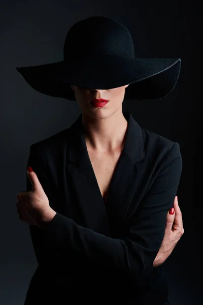 明らかにされていないすべてのものは謎の王国に属しています スタジオショットの美しいです成熟した女性の帽子を着用し 暗い背景に対してポーズ — ストック写真