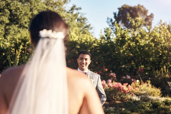 Casar Com Ela Foi Melhor Decisão Que Tomei Jovem Olhando — Fotografia de Stock