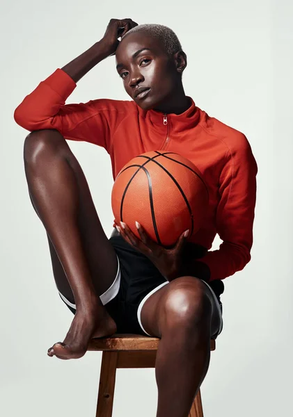 Čas Míček Studio Záběr Atraktivní Mladé Ženy Hrající Basketbal Šedém — Stock fotografie