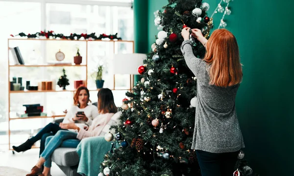 Dekorasyonlara Yardım Ediyorum Gündüz Vakti Evde Noel Ağacı Süsleyen Tanınmayan — Stok fotoğraf