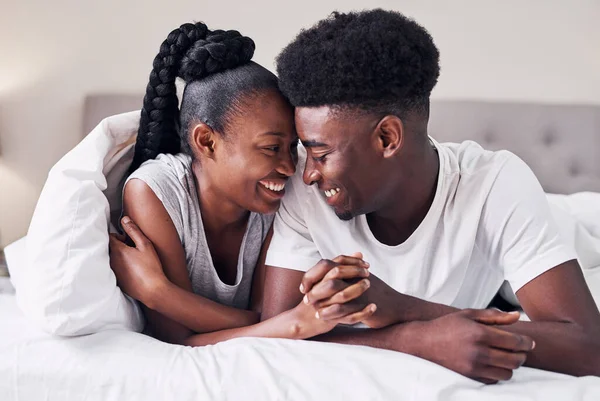 Acho Que Perfeita Casal Afetuoso Relaxante Sua Cama Vestindo Pijama — Fotografia de Stock