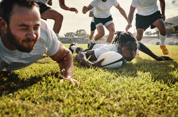 Prostu Spełnia Swoje Zadanie Grupa Przystojnych Młodych Graczy Rugby Trenujących — Zdjęcie stockowe