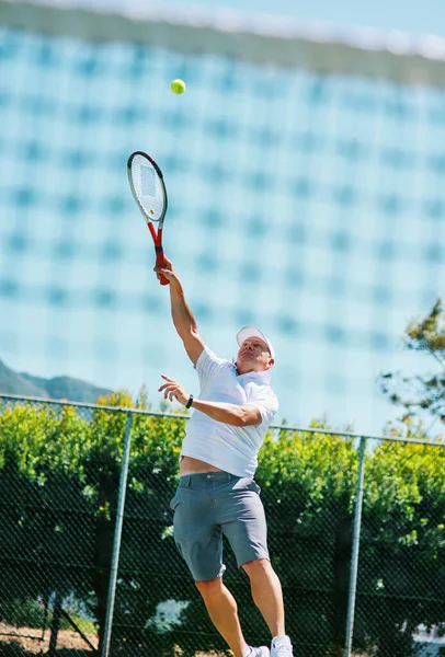 私はテニスに情熱を持っている 昼間はコートで一人でテニスをしてるイケメン — ストック写真