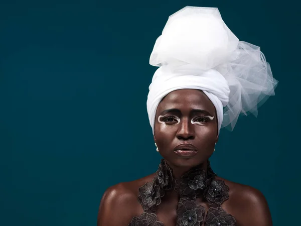 Innpakket Stil Studio Portrett Attraktiv Ung Kvinne Tradisjonelt Afrikansk Antrekk – stockfoto