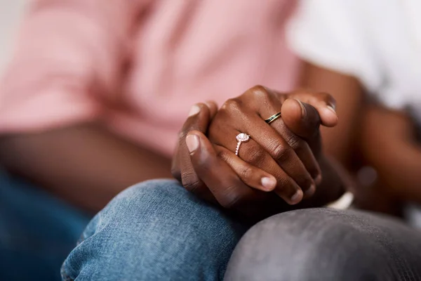Confio Completamente Casal Irreconhecível Mãos Dadas Enquanto Sentados Juntos — Fotografia de Stock