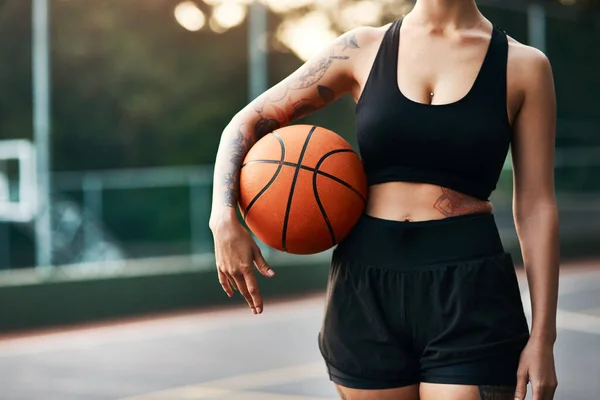 Basketbal Můj Život Nerozpoznatelná Sportovkyně Stojící Sama Hřišti Držící Během — Stock fotografie