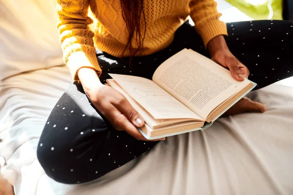 Leggere Mio Posto Felice Uomo Irriconoscibile Che Legge Libro Seduto — Foto Stock