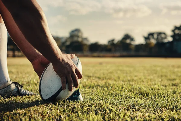 Nechť Začne Trénink Kopání Nerozpoznatelný Hráč Rugby Připravující Kopanec Hřišti — Stock fotografie