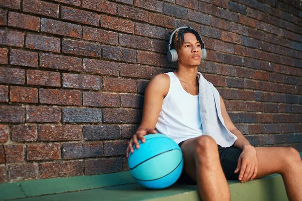 День Баскетбола День Впустую Спортивный Молодой Человек Отдыхает После Игры — стоковое фото