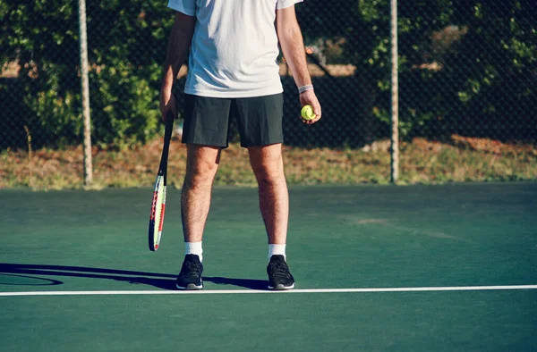 Успокойтесь Подайте Туз Крупный План Неузнаваемого Человека Держащего Теннисную Ракетку — стоковое фото