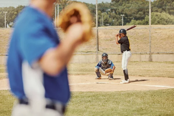 ピッチ 野球打者とフォーカスとトレーニングのための野球場でのスポーツ 野球や野球選手 ソフトボール選手 野球場でボール投げを考えたり計画したり — ストック写真