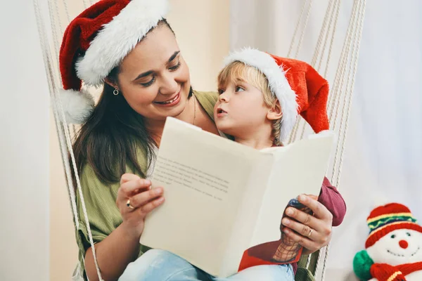 Aztán Történt Egy Fiatal Könyvet Olvas Imádnivaló Fiával Karácsonykor — Stock Fotó