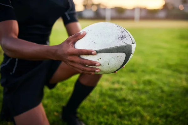 Rugby Můj Život Nerozeznatelný Sportovec Krčící Sám Držící Ragbyový Míček — Stock fotografie