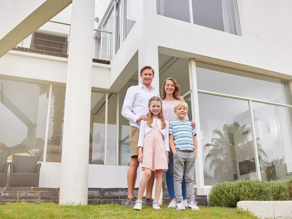 Mutter Vater Und Kinder Der Immobilie Für Ein Glückliches Familienporträt — Stockfoto