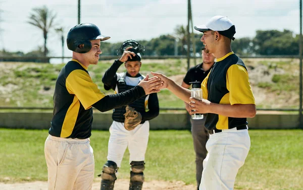 Majd Elintézzük Két Jóképű Fiatal Baseball Játékos Éljenzett Miközben Napközben — Stock Fotó