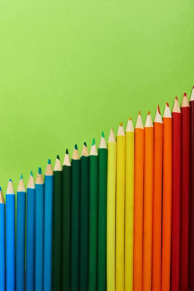 Cuál Color Favorito Estudio Lápices Diferentes Colores Sobre Fondo Verde — Foto de Stock