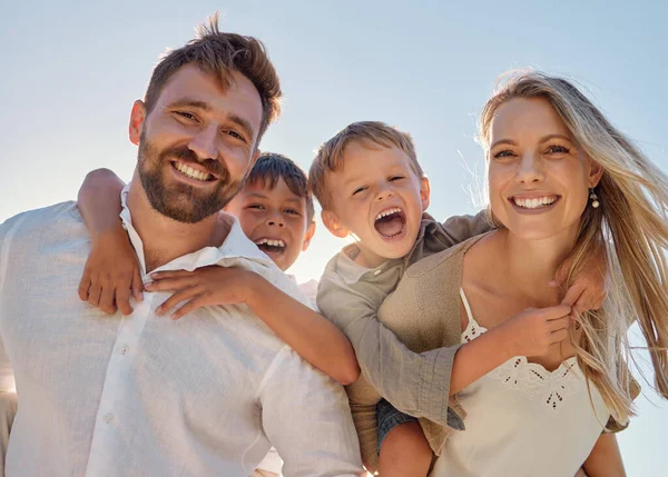 Šťastná Rodina Portrét Pláž Šťastnou Usmívat Relaxovat Matka Otec Objímat — Stock fotografie