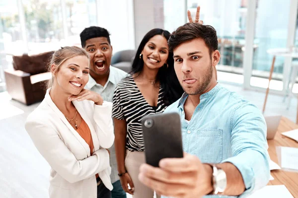 Selfie Çekmemiz Lazım Ofisinde Selfie Çeken Bir Grup Genç Arkadaşı — Stok fotoğraf