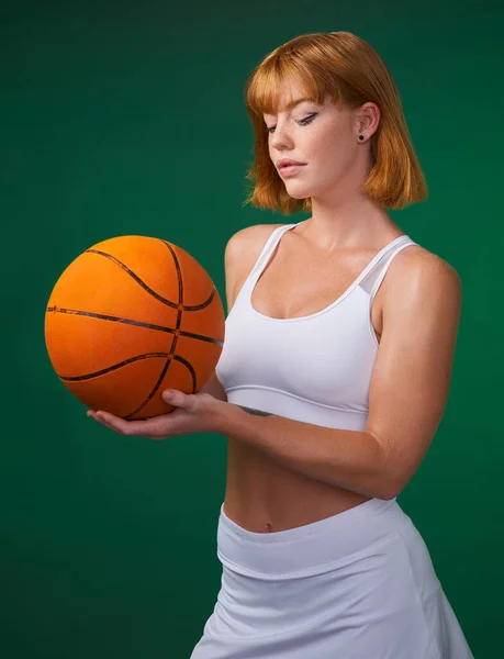 Team Win Attractive Young Sportswoman Standing Alone Holding Basketball Green — Stock Photo, Image