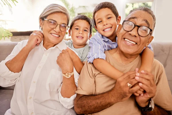 Amor Familia Feliz Los Niños Relajan Con Los Abuelos Sofá —  Fotos de Stock