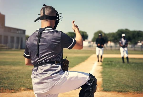 勝つための唯一の方法は開始することです 野球の試合中に親指を放棄する若い男のレビューショット — ストック写真