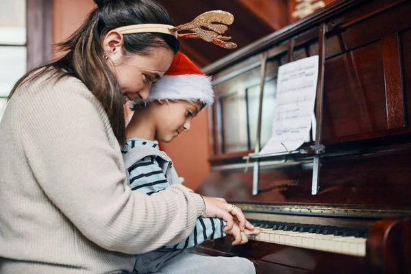 Zene Elvisz Egy Varázslatos Helyre Egy Imádnivaló Kisfiú Zongorázik Anyjával — Stock Fotó