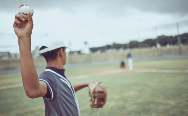 Baseball Arremessador Atleta Jogando Uma Bola Campo Livre Durante Jogo — Fotografia de Stock