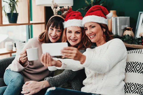 Kostümler Konusunda Iyiydik Noel Zamanı Evde Cep Telefonuyla Kendi Portresini — Stok fotoğraf